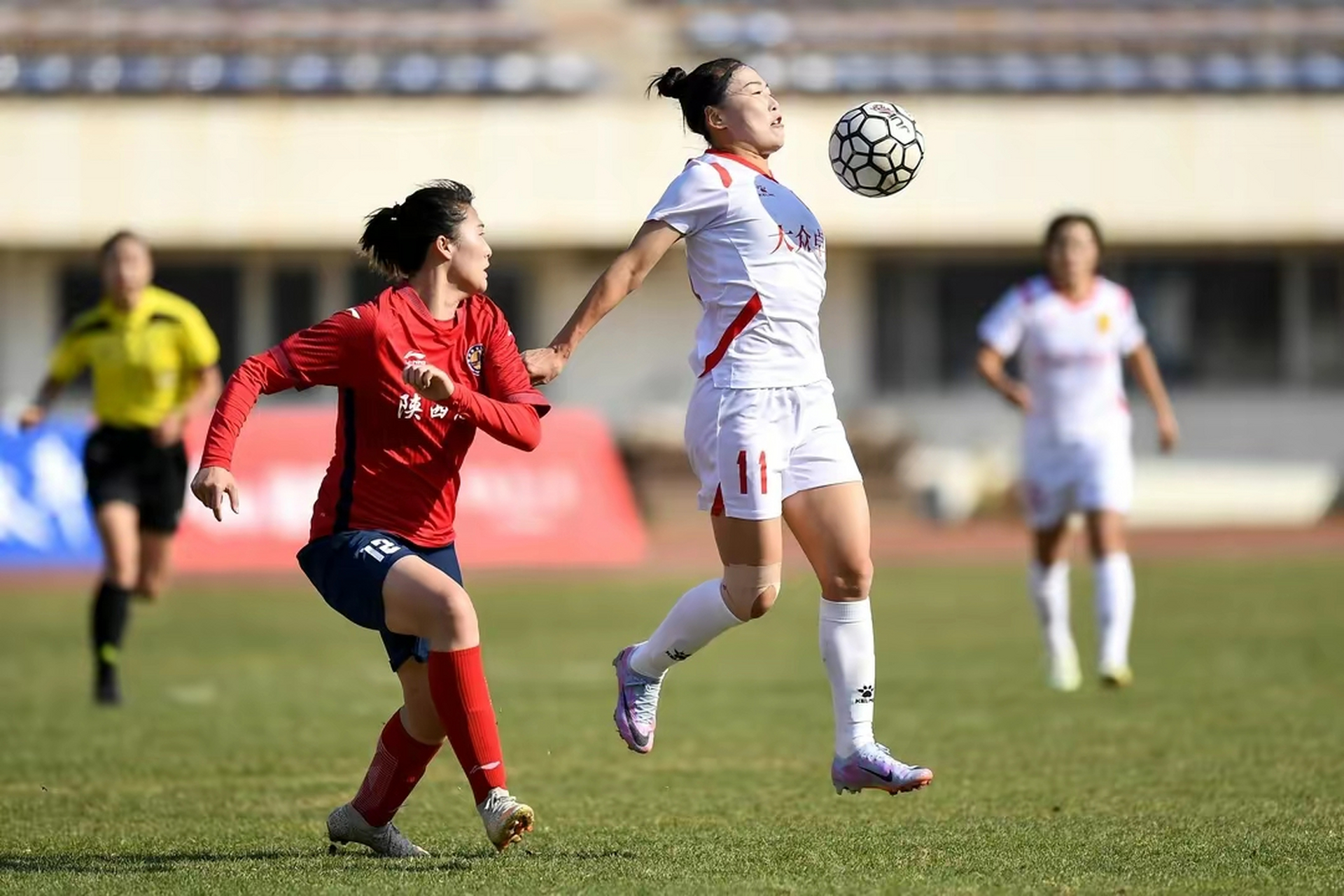 国内女子足球赛事中，中国队再次夺冠取得胜利