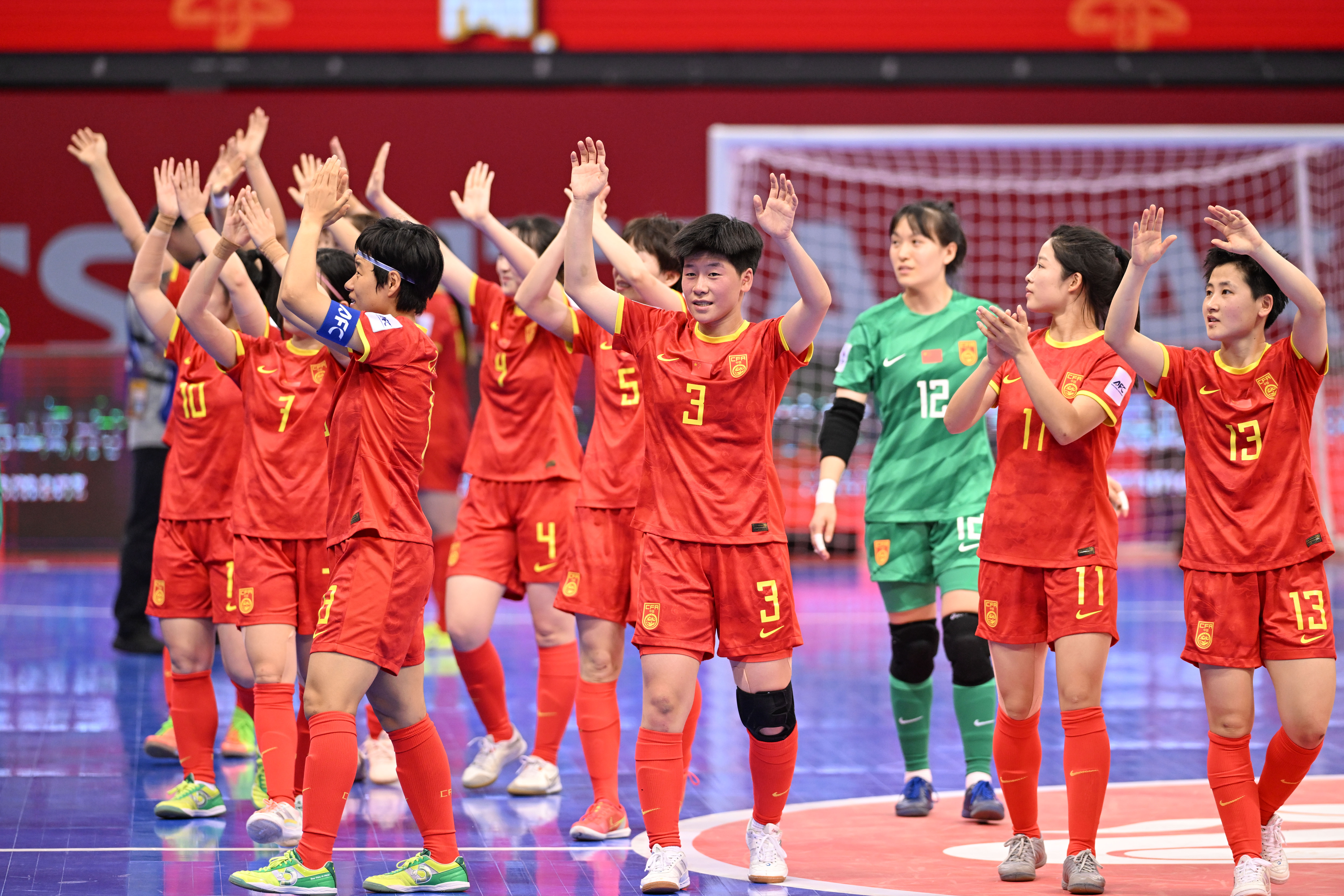 国内足球联赛中，女子球队比分领先