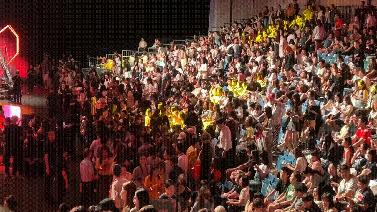 精彩比赛场面燃情热辣，观众热情高涨