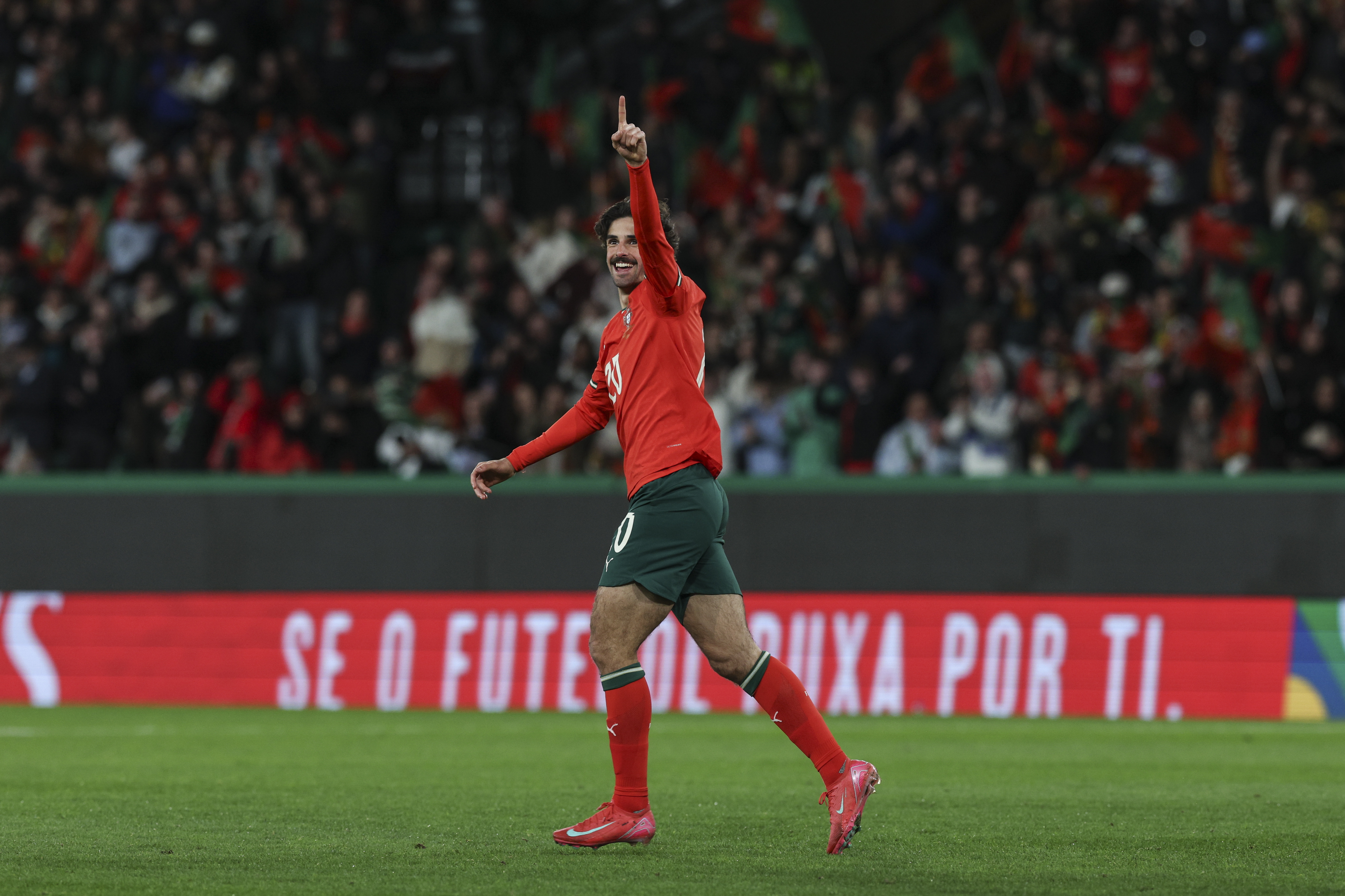 葡萄牙球队球员喜笑颜开，备战比赛的简单介绍