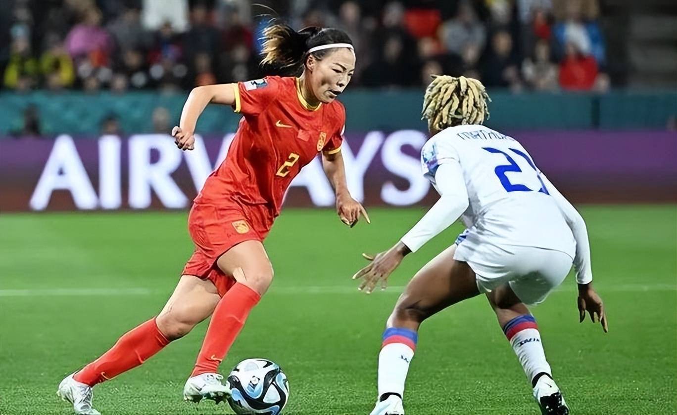 女足国家队队员精湛技术，助力球队胜利