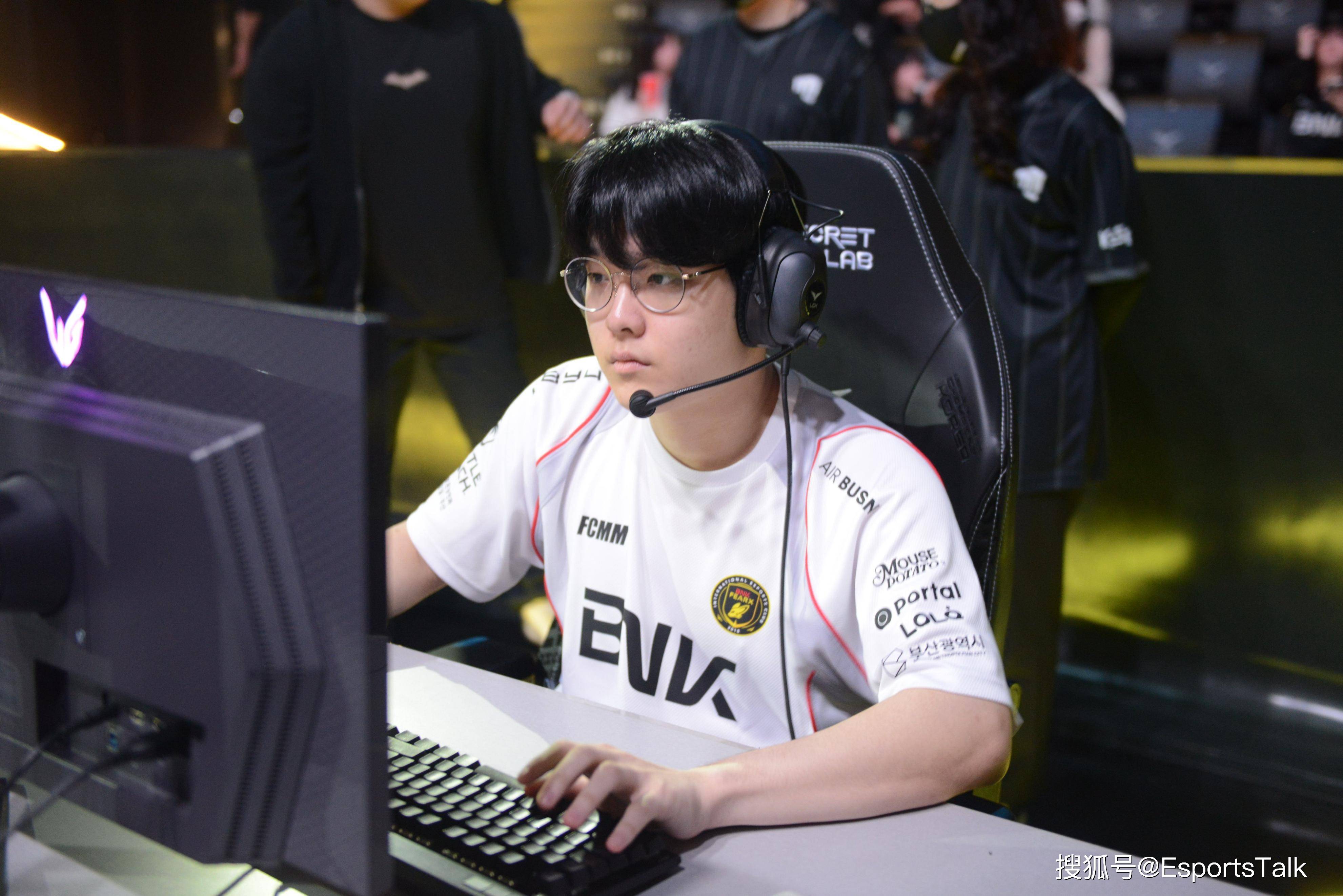 T1绝杀CLG，CoreJJ关键团战开团秒人激烈交锋半决赛，锁定晋级资格