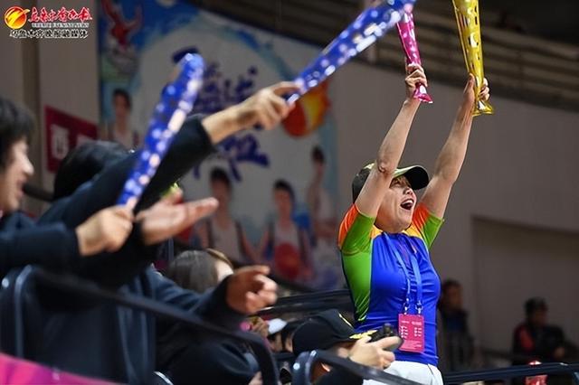 包含胜负不分明的局势，场外球迷为之疯狂呐喊的词条