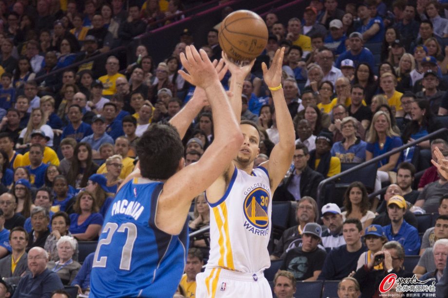 勇士逆转小牛，保持新赛季主场不败纪录