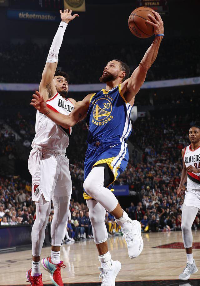 勇士主场大胜湖人，库里狂砍40分