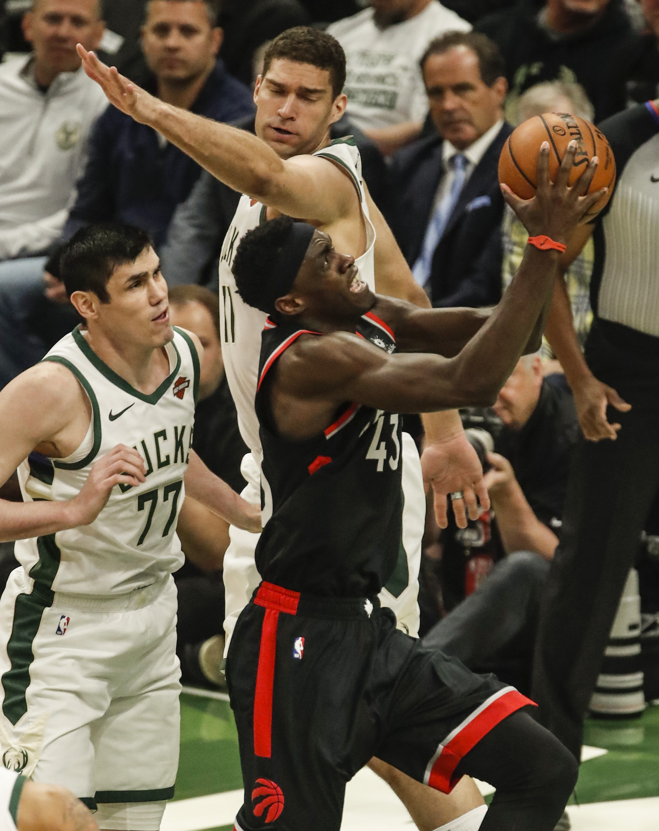 公牛战胜雄鹿,拉维恩得到28分 公牛战胜雄鹿,拉维恩得到28分