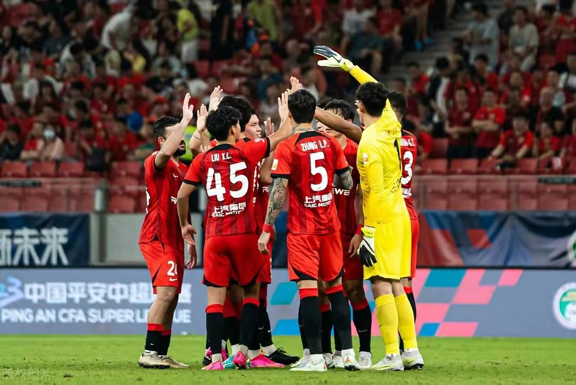 球队在赛场上获得宝贵的胜利