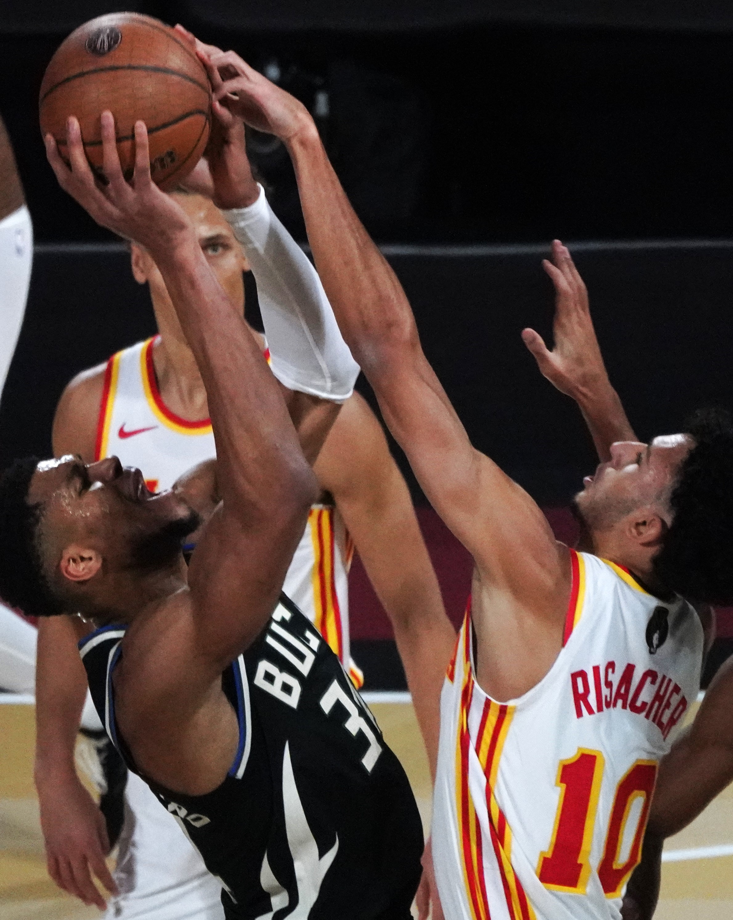 山西队碾压雄鹿,范弗利特统治全场的简单介绍 山西队碾压雄鹿,范弗利特统治全场的简单介绍